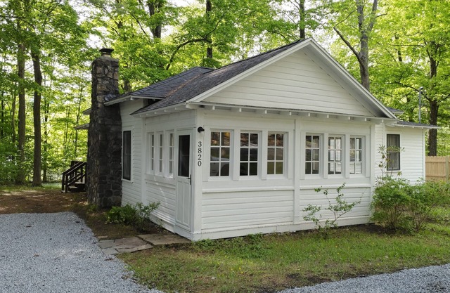 Walk to Million Dollar Beach from this awesome Cottage!