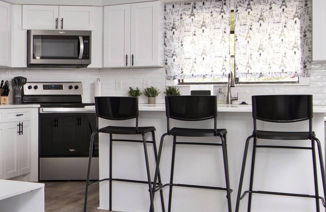 Walk to Nightlife from Modern 3Bed House!!