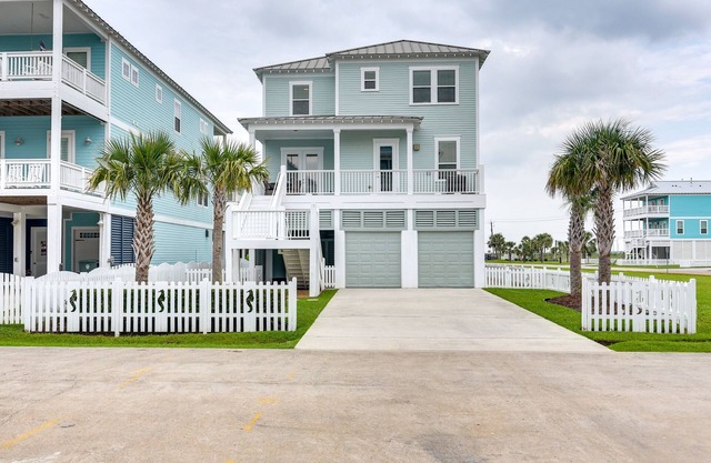 Walk to Ocean: Beach House w/2 Decks in Galveston