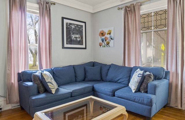 Walk to park & restaurants.!