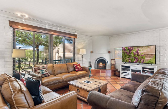 Walk to Plaza, Private Balcony, Hot Tub, Pool, End Unit, 2-story, Sleeps 6