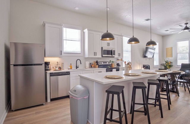 Walk to Riverwalk! 3br/2ba Gem Near Fun Downtown!