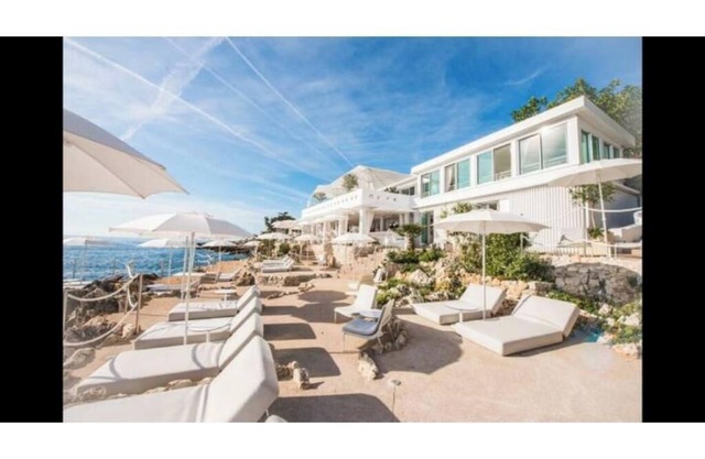 WALK TO THE OCEAN, stylish large 2BR with balcony