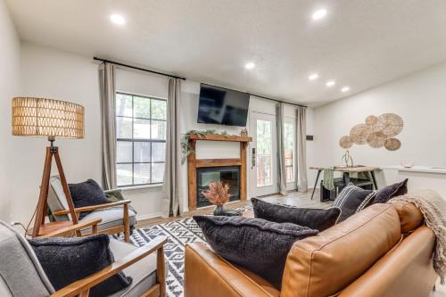 Walk to Table Rock Lake Updated Cabin with Deck!