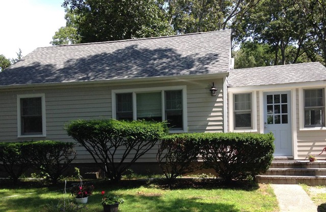Walk to the bay from this Sag Harbor cottage!