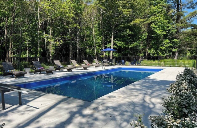 Walk to the beach! Pool/Hot Tub/5 Bedrooms/AC/WiFi