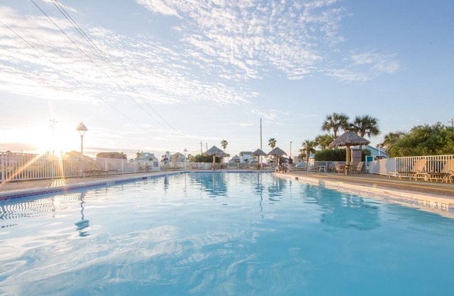 Walk to the Beach. Pool & Hot Tub. Mini Golf
