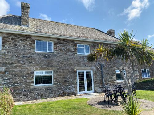 WALK TO THE BEACH, spacious cottage with sea views