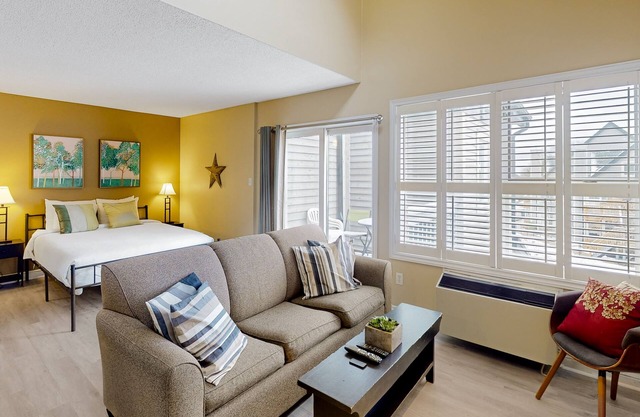 Walk to the chair lift Lofty condo w/shared pool & tennis - dogs OK