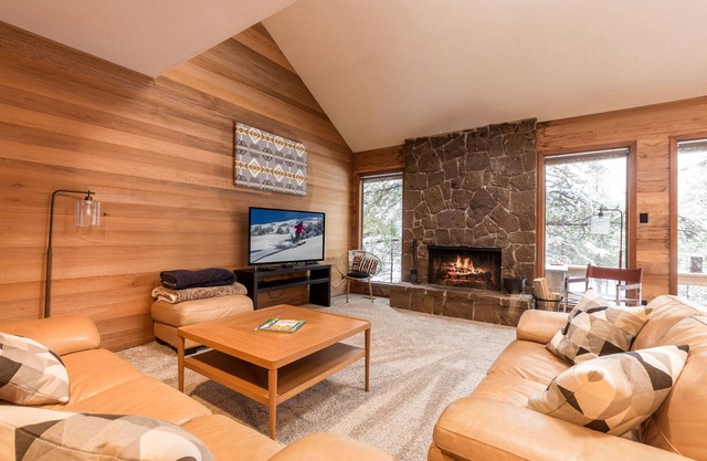 Walk to village AC+Loft+Sauna+HotTub+SHARC Passes+Pet & Kid Friendly