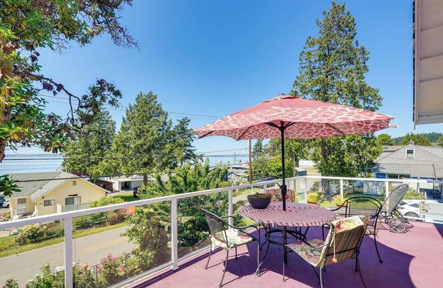 Walk to Water: Camano Home w/Ocean-View Deck