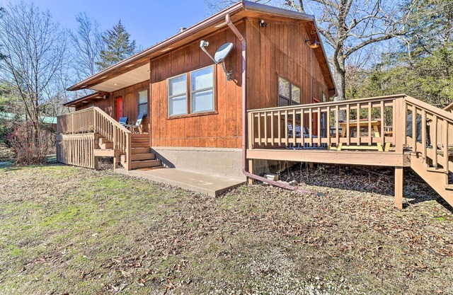Walk to White River: Home w/Deck in Flippin!