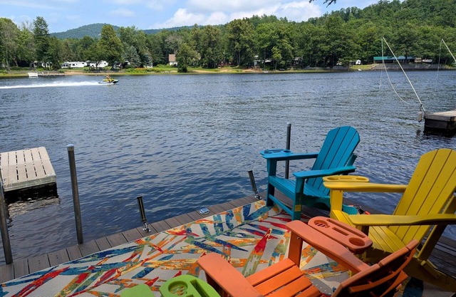 Walkable ADK: Riverfront, Dock, Golf, Ski, Hot Tub, Pets - The Hummingbird Camp