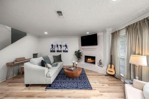 Walkable Montrose 2BR Music Retreat Sleeps 10