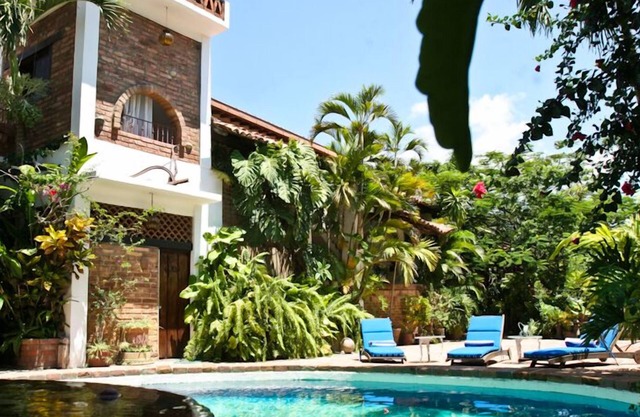 Walking distance to the boardwalk, shops, and nightlife, restaraunts and more!