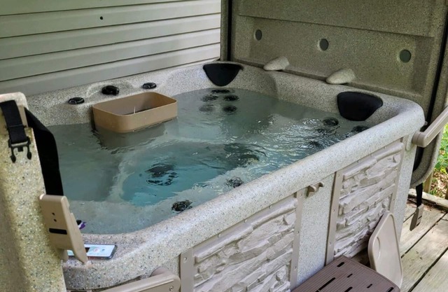 WALKING DISTANCE TO THE MARINA WITH HOT TUB