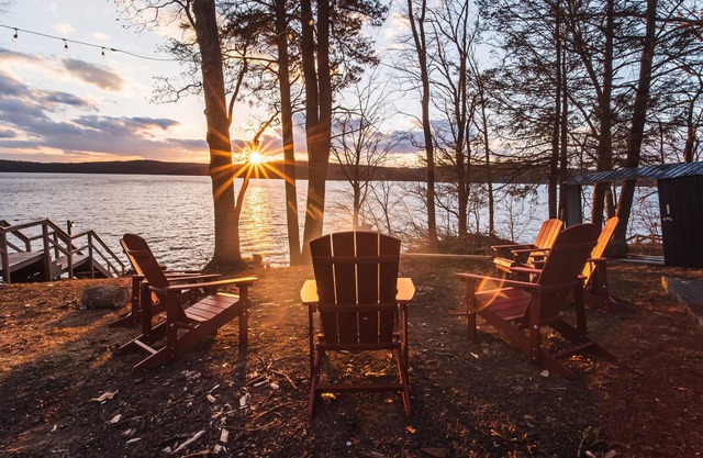 Wally's Hideout- Poconos Lakefront Oasis