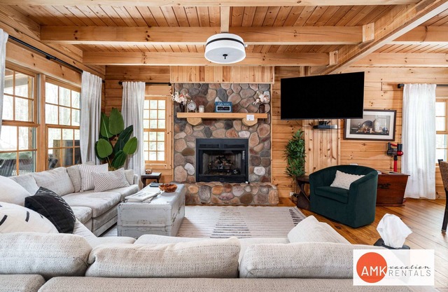 Wander Inn - Updated Log Cabin near shared beach