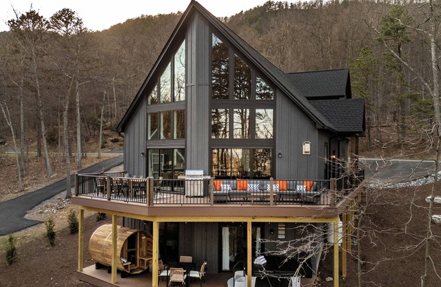 Wanderlust Villa – Spacious Mt cabin w/Game room, Hot tub and Karaoke nights !