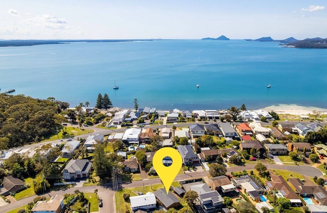 Warada, 30 Waratah Avenue - air con , boat parking & pet friendly
