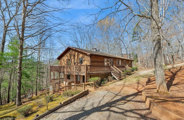 Warm and cozy cabin in Lake Lure, nestled in hardwood trees, peaceful home~ WiFi