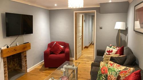 Warm and Homely 4 Bed house w big Garden & Parking