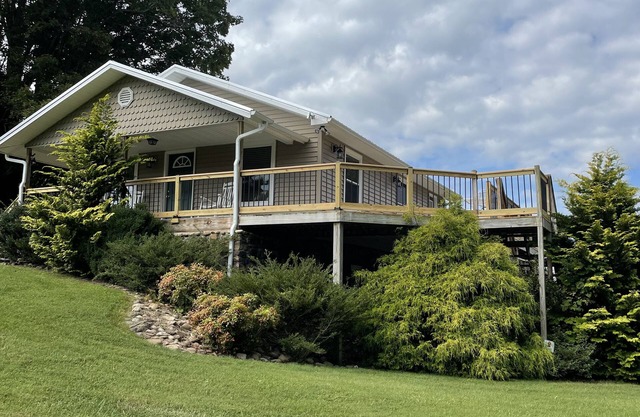 Watauga's End Farm. Riverside Getaway in East TN