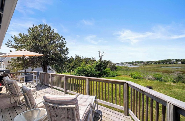 Water Access, Sunsets, Walk to Restaurants!