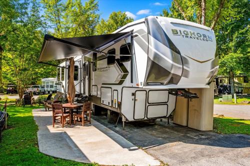 Water Edge Glamping Resort- Fishing Pond, Fire Pit, Mini Golf, Golf Cart