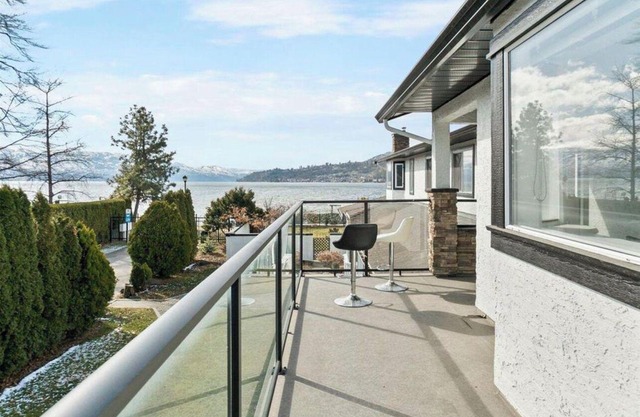 Water front, fully furnished, modern suite, central location, wifi,tv,AC,parking