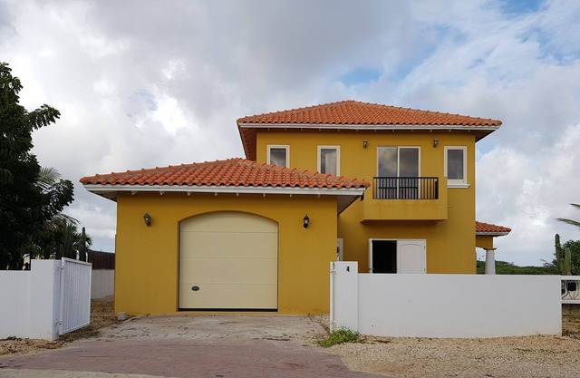 Water front villa on lagoon/island with private pool, garden, boatdeck