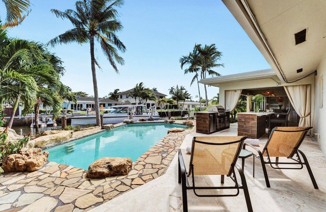 Water's Edge-Luxury house - 5 bedrooms - walk to beach - Heated pool - Boat Dock