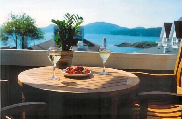Water view! nLuxury Port Suite - walk to cafes, shops, galleries & beaches.