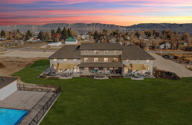 Waterdance Entire Home - Sleeps 110 - Luxury Home in Garden City, 25BR, 20BA,