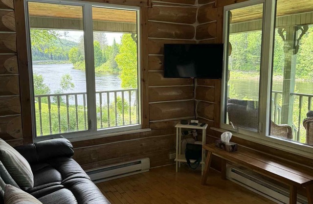 Waterfront log cabin in Mauricie - Covered hot tub, pool table & Batiscan river