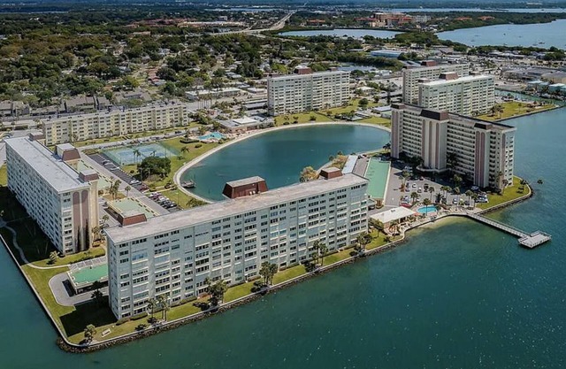 Waterfront 2 bed/2 ba in 55+ resort, steps to pool & 1.5 mi to Madeira Beach!