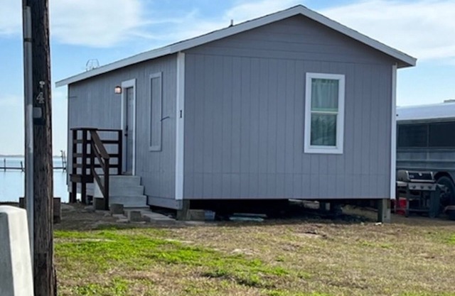 Waterfront 2 bedroom Cabin @Fin and Feather Marina in Aransas Pass. Full kitchen