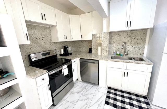 WATERFRONT 2bd/1ba Apartment w/Kayaks