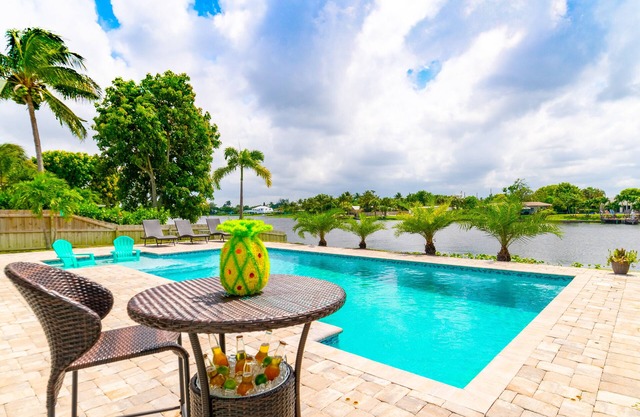 Waterfront, 3 bd, 2 baths, pool, sleeps 10