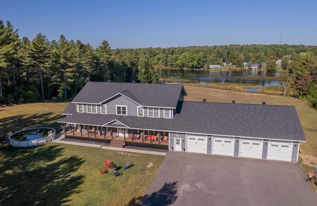Waterfront 4 bedroom 2.5 bathroom with swimming pool- sleeps 7.