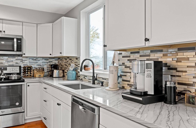 WATERFRONT| 4BR| 1st Floor Master|Family Ready|BWI