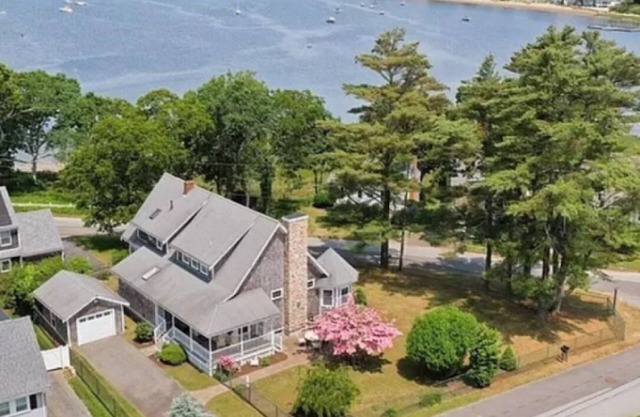 Waterfront - Amazing views - private access to Parkwood beach