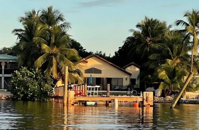 Waterfront Beauty 8-guests, Dock, Kayaks and more