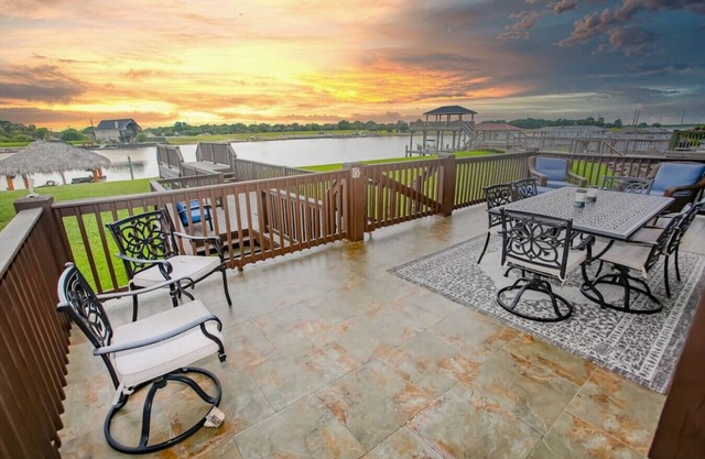 Waterfront Beauty Family/Pet Friendly and Palapa 11 mins to 3 Beaches, Near 7 Marinas