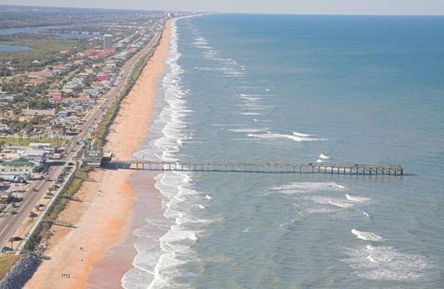Waterfront beauty w/dock! For the winter 2023, min. from beach. Pet friendly,