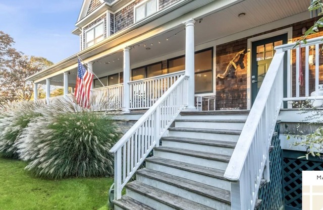 Waterfront Boho Beach House, a stone's throw from the Hamptons!n