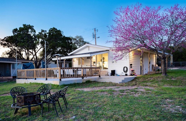 Waterfront Cabin w Dock, Kayak, SUPs sleeps 7