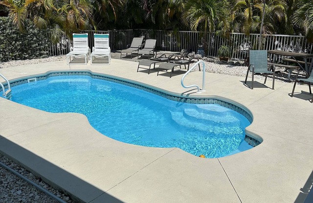 Waterfront Canal Priv Home. 3BD, 2BA, Pool, Kayak+Cabana Club! 70' Seawall-KCB