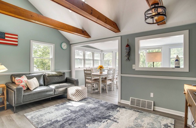 Waterfront Cape Cod Cottage on Peter's Pond
