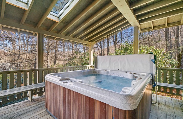 Waterfront Chalet w/2 Fireplaces, Private Hot Tub, washer/dryer, & Creek Access